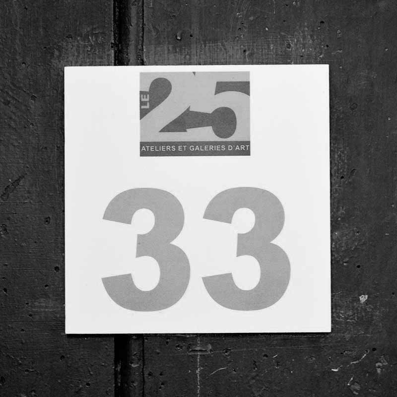 Numéro 33 sur la porte de l'atelier