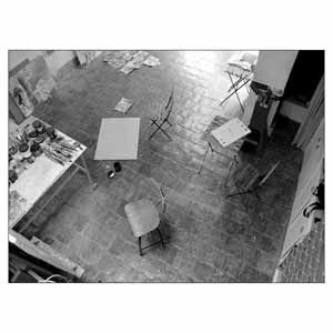 Espace de travail avec table, chevalet et chaise.