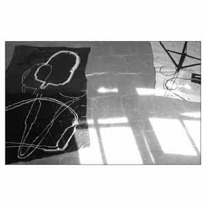 Peinture au sol en cours de réalisation.