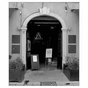 Porte d'entrée de l'mmeuble des ateliers et galeries d'art Le25, près du restaurant Les Arcenaux